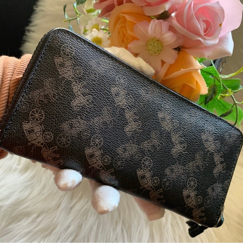 NWOT Coach Accordion Zip Around Graffiti Signature with Horse and Carriage Print - Picture 2 of 7